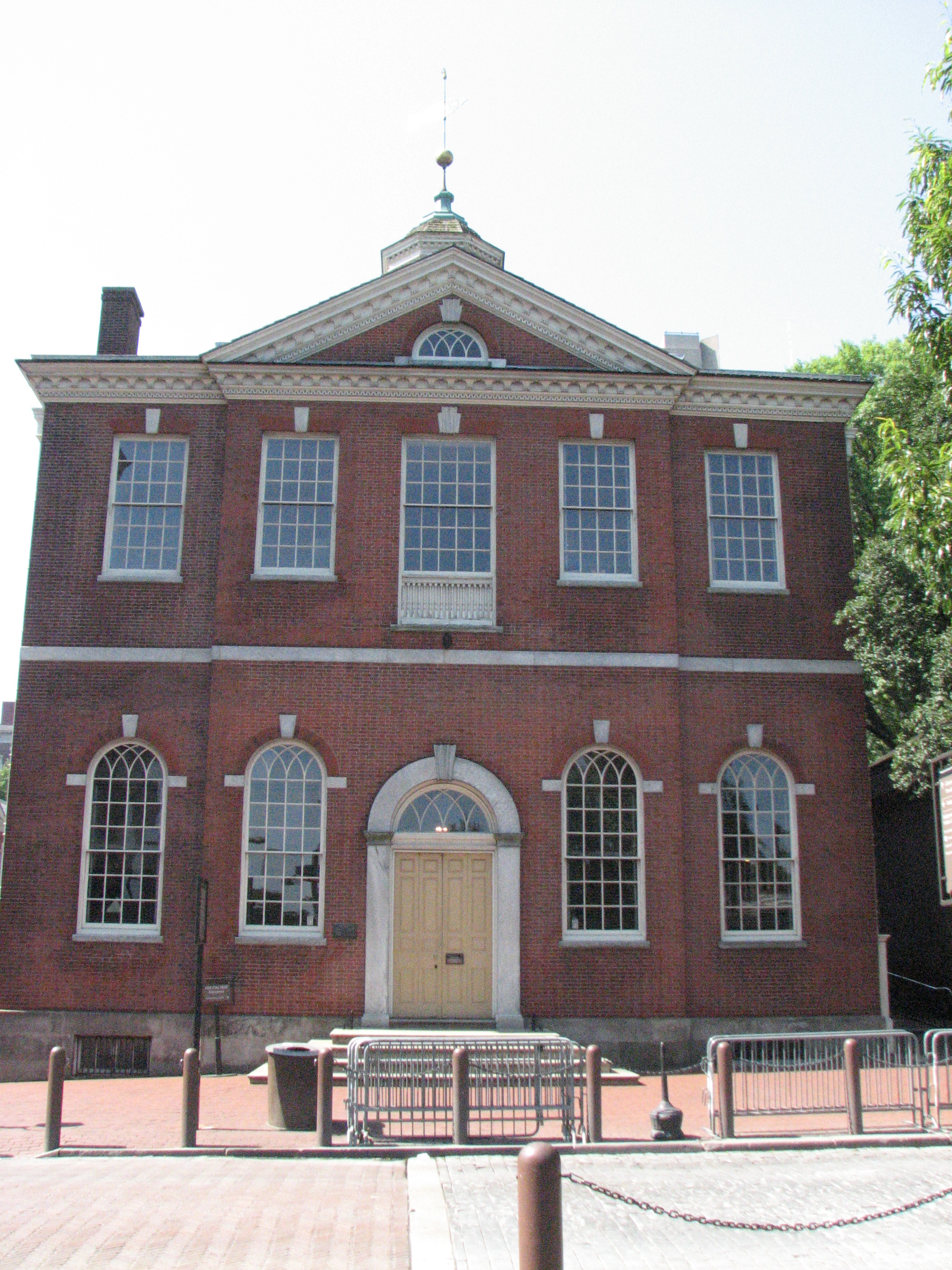 To the east of Independence Hall is the Federal-style building used by the Supreme Court and later served as City Hall.