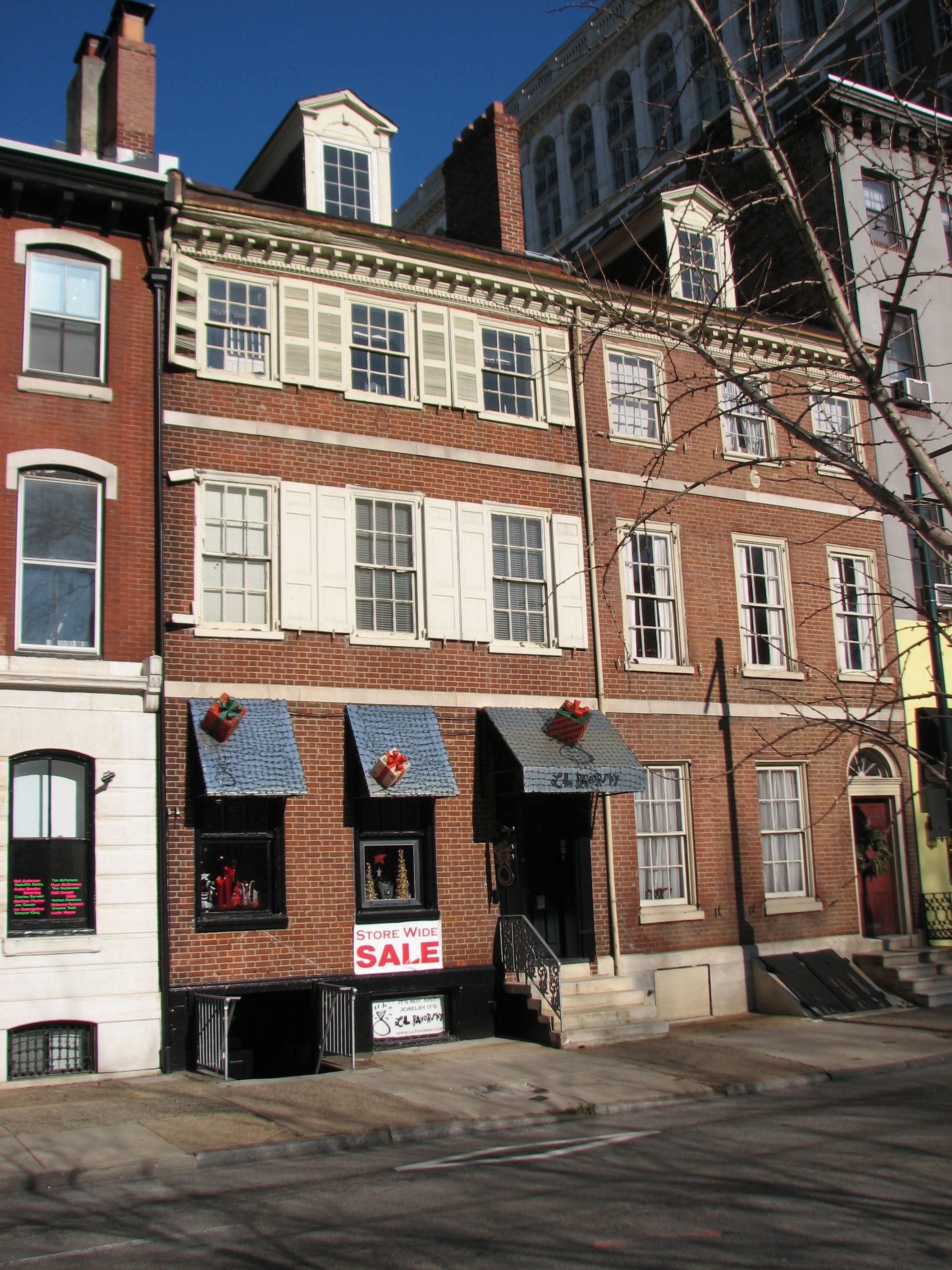 The upper floors of 705 and 707 Walnut retain the original 1799 features.