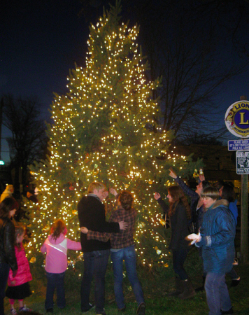 A day of holiday festivities in Fox Chase ended with the tree lighting in Lions Park. Photo by G.E. Reutter.