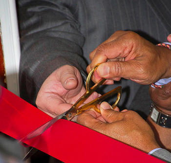 Mayor Michael Nutter helps cut the ribbon at the new Frankford Computer Center. Photo/Michelle Alton