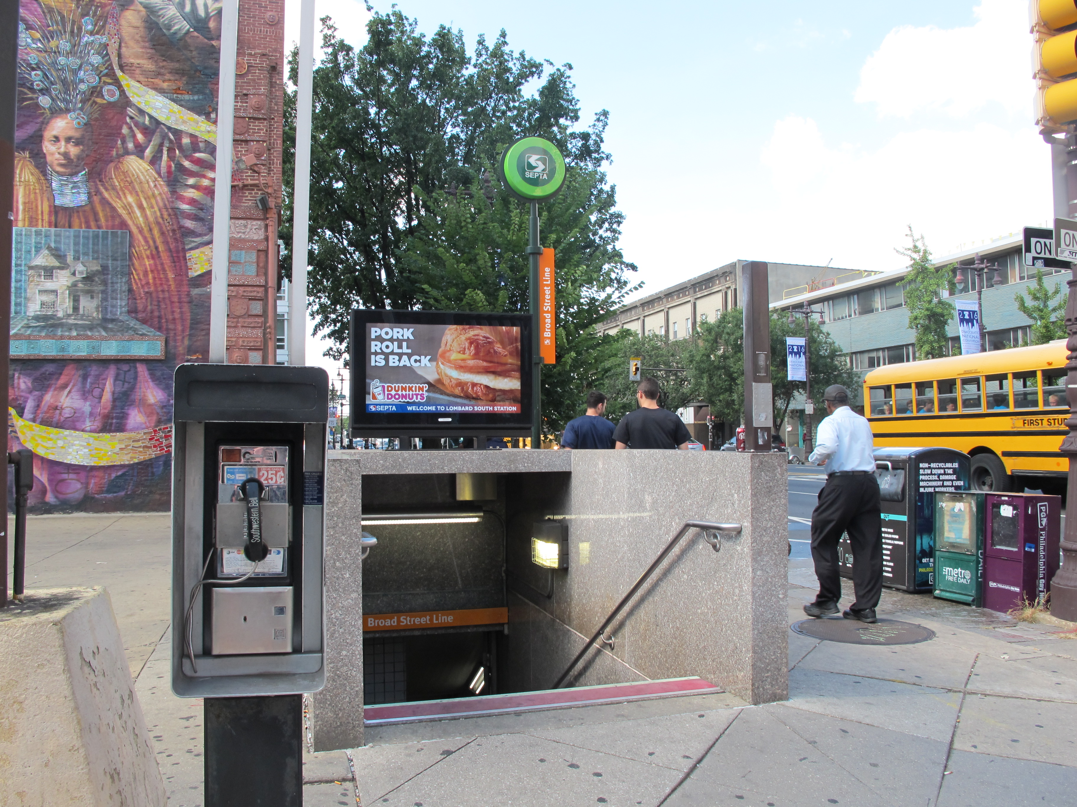 Digital display at Lombard Street entrance to Broad Street Line, July 2016
