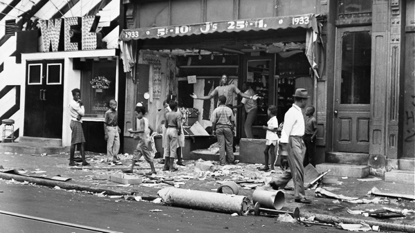 People gather outside a looted store next to the Web Bar during the 1964 Columbia Avenue riots. | Philadelphia Evening Bulletin Photographs/Temple University Library Digital Collection