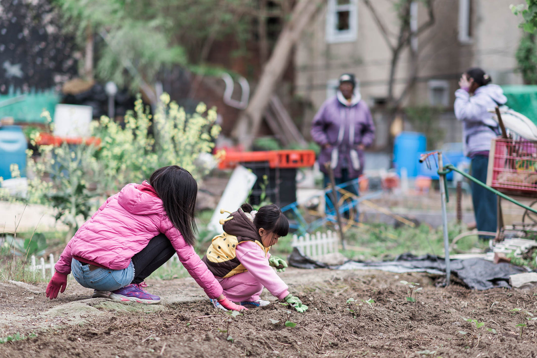 Soil testing day at 25th and Tasker garden | By Ali Marisa Photography