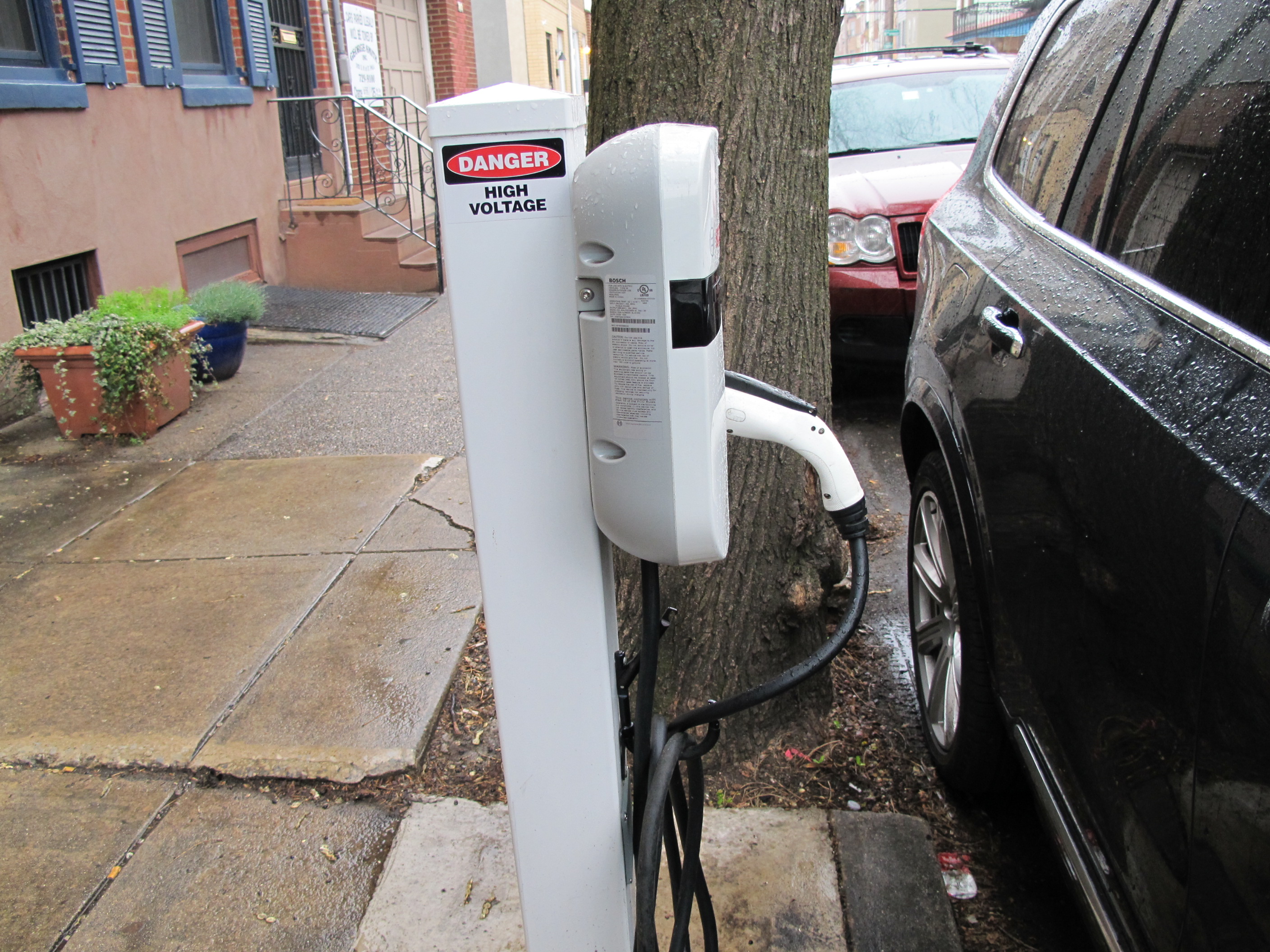 Curbside electric vehicle charging station
