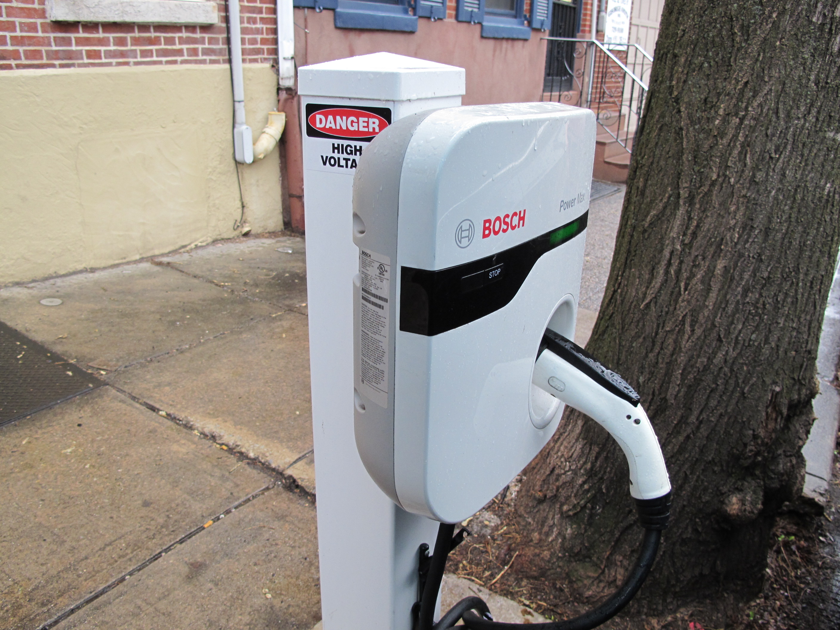 Curbside electric vehicle charging station