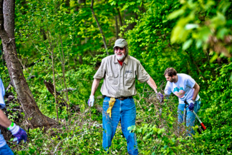 David Bower working with volunteers. (Philadelphia Parks and Recreation)