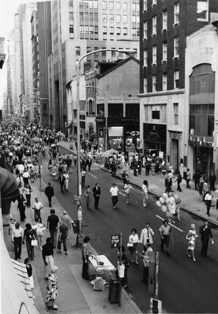 Walk on Walnut, 1971 | Credit: Joshua Bernstein, Special Collections Research Center, Temple University Libraries, Philadelphia, PA.
