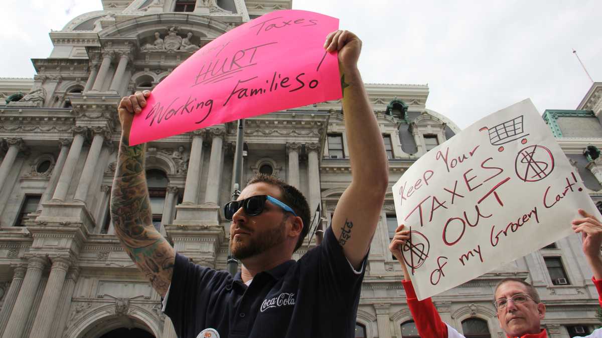 Protesters against Philadelphia's sweetened drink tax (Emma Lee/WHYY, file)
