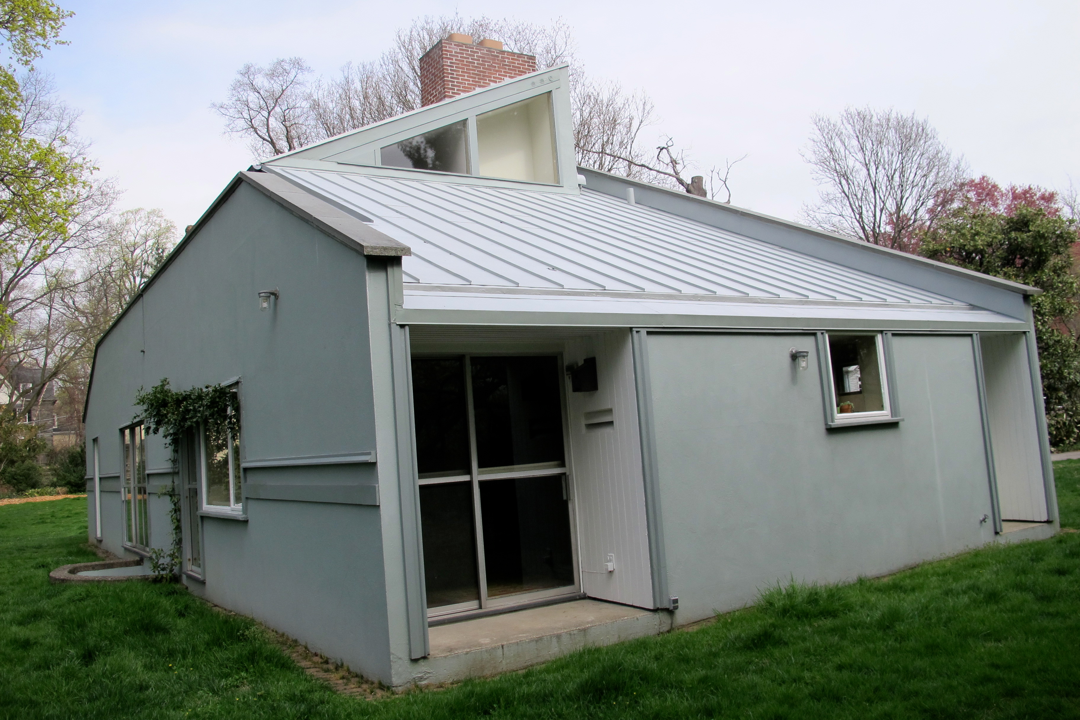 Vanna Venturi House - side elevation with repaired roof