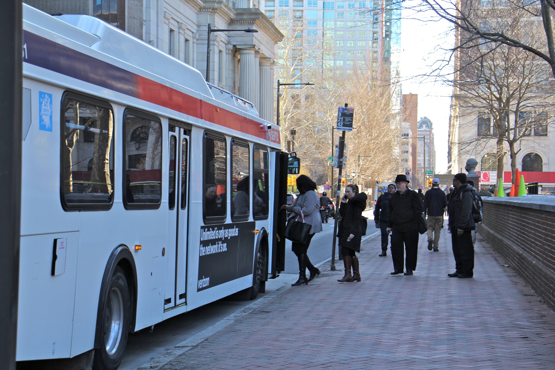 Passengers board the No. 9 bus at 6th and Walnut streets. (Emma Lee/WHYY)