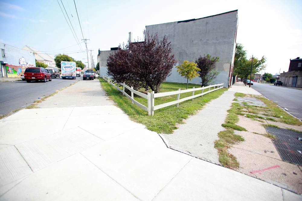 A wider view of the lot at 6th and Diamond.