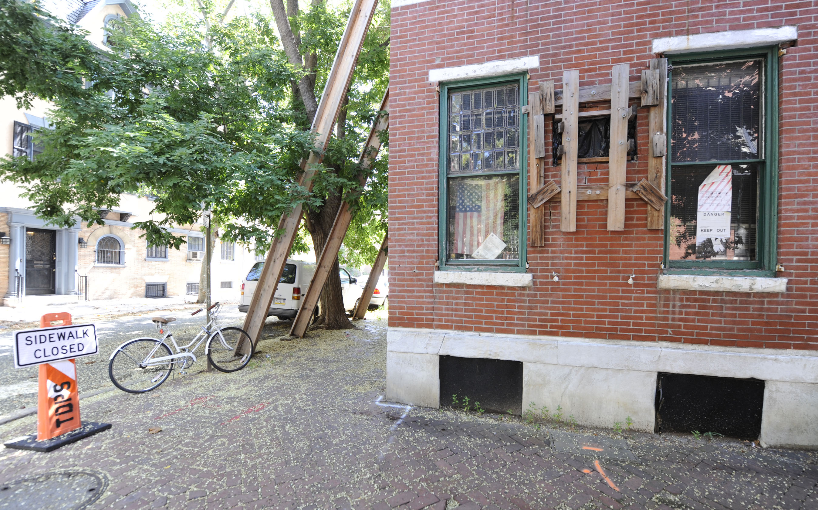 An unsafe tax delinquent eyesore at 18th and Delancey. (Clem Murray - Inquirer)
