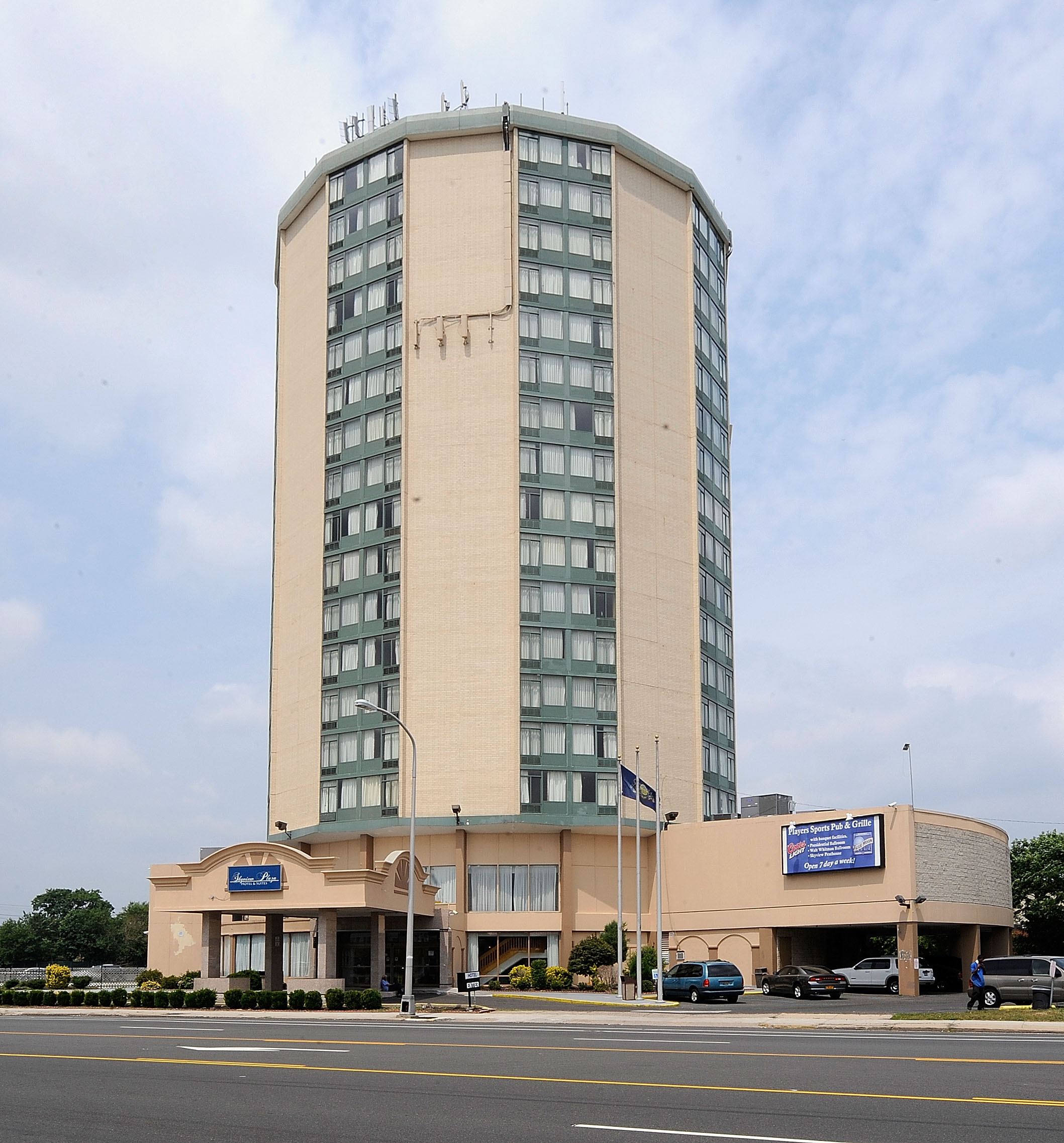 The Skyview Plaza Hotel in South Philadelphia is one of the city's largest tax delinquents. (Clem Murray / Inquirer)