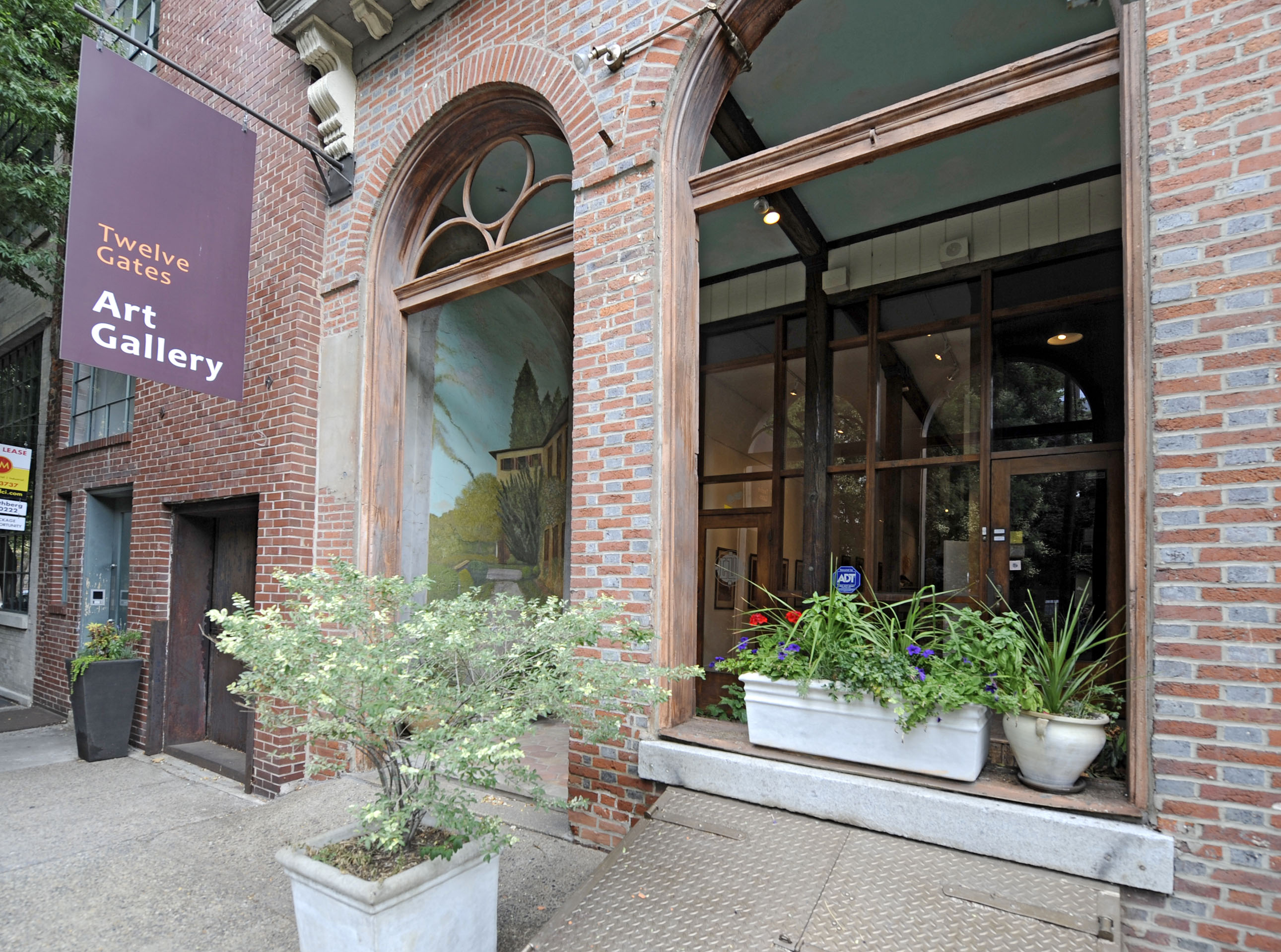 305 Cherry Street, in Old City, is tax delinquent. The art gallery was a tenant, not the owner. (Clem Murray / Inquirer)