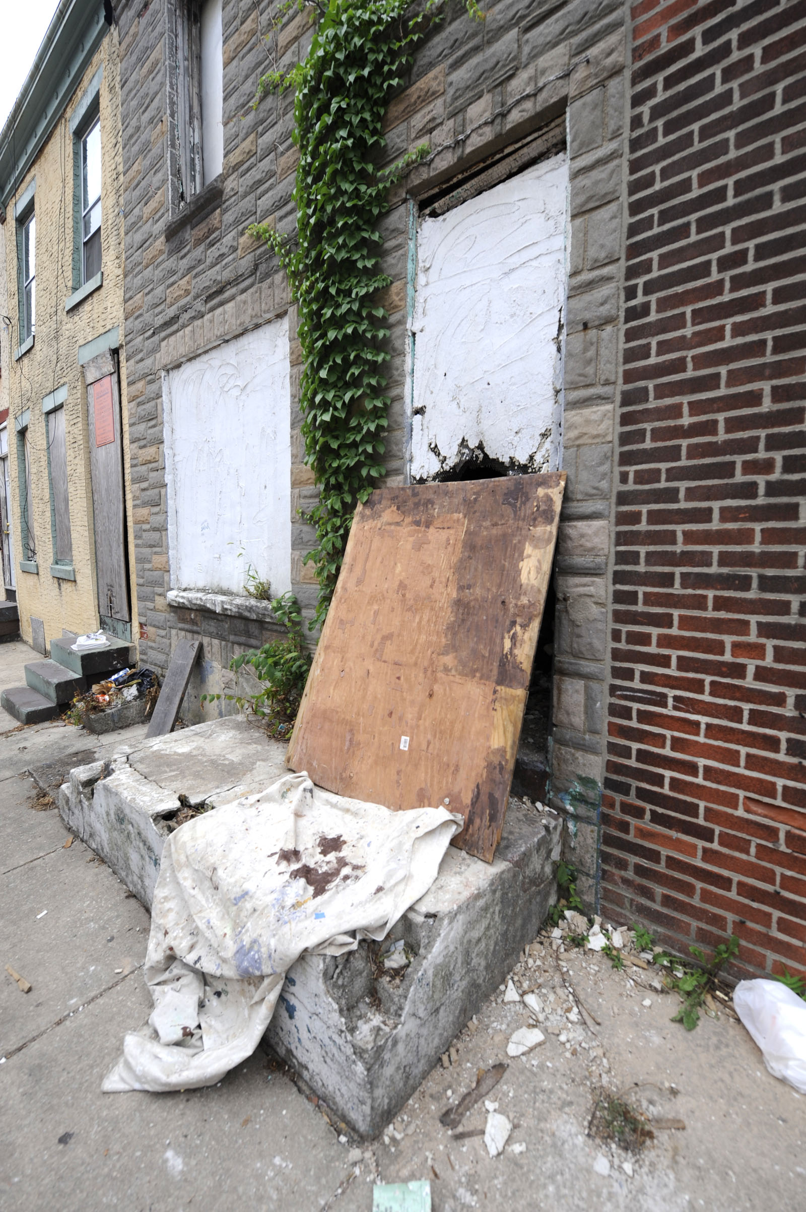 An abandoned tax delinquent home on the 2300 block of Gerritt Street. (Clem Murray / Inquirer)