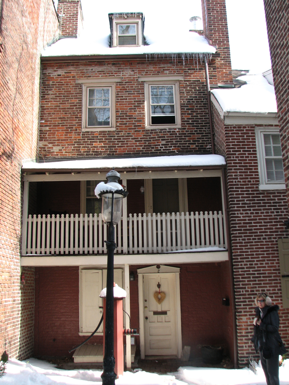 Bladen's Court, a courtyard off Elfreth's Alley, once contained the public privy.