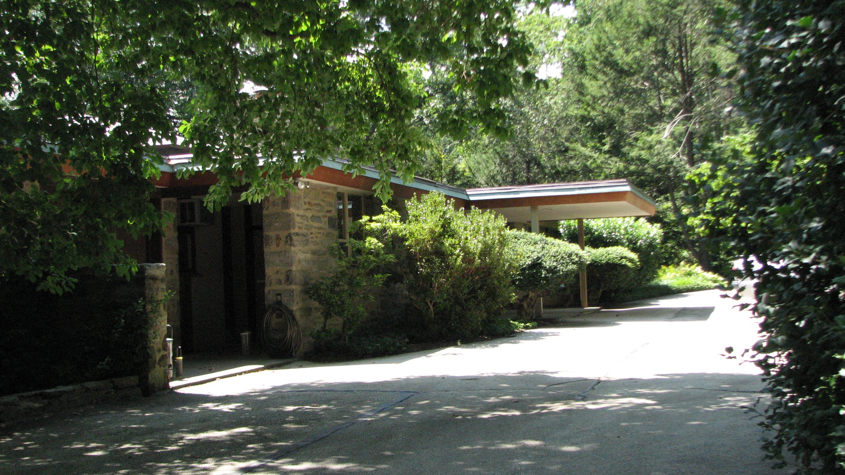 A mid-century Glen Gary Drive house recalls the style of Louis Kahn.