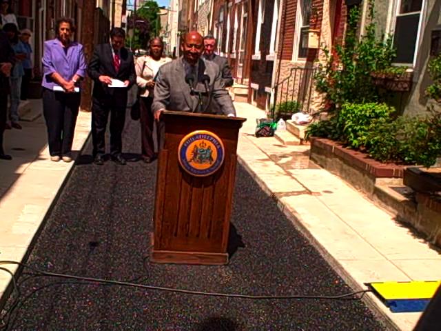 Mayor Nutter describes the benefits of the new porous street.