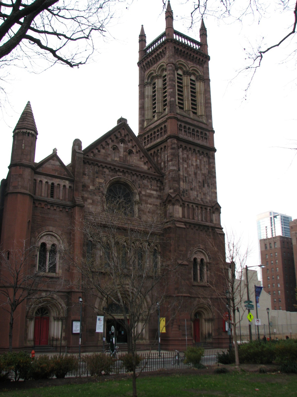 The Church of the Holy Trinity seen from Rittenhouse Square.