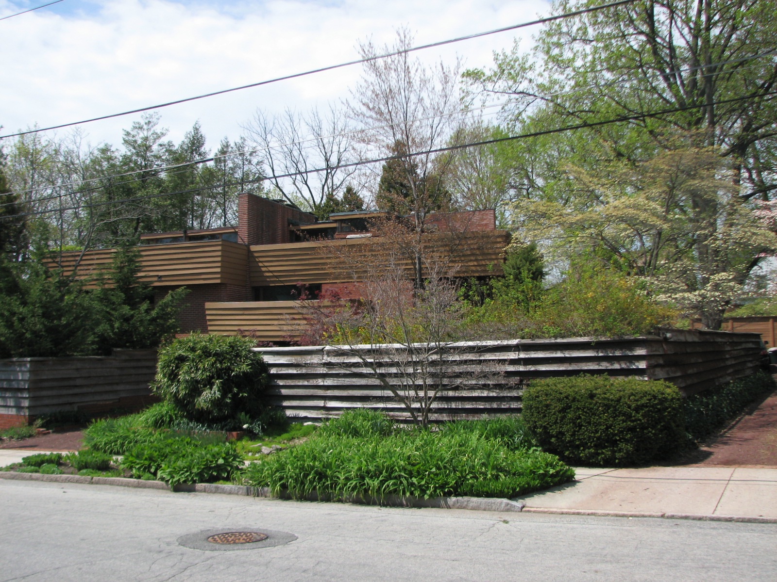 Frank Lloyd Wright's distinctive horizontal style is evident in Ardmore's Suntop Homes.