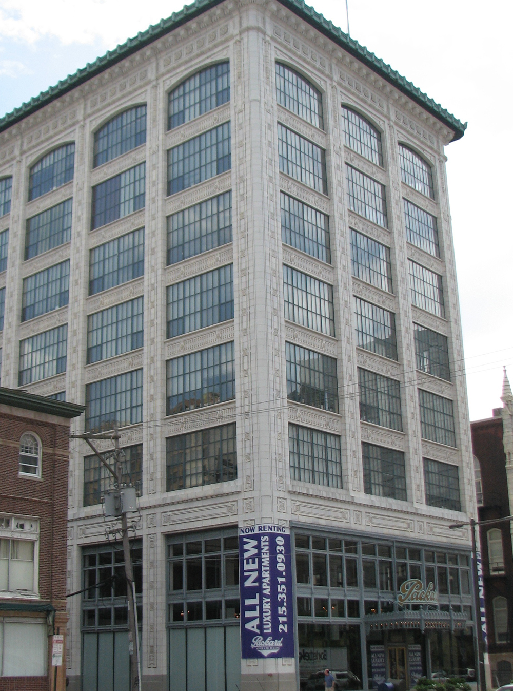 Albert Kahn designed the Packard Motor Company Building in the Commercial style. 