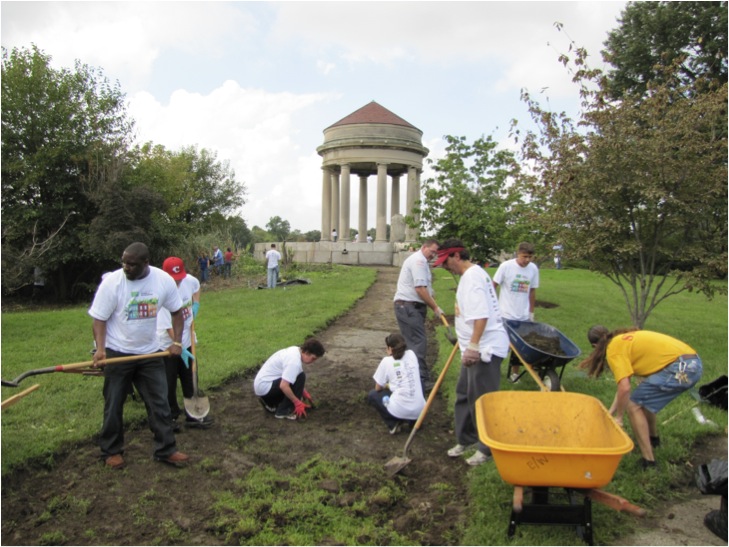 Volunteers during LOVE Your Park Week | Credit: Fairmount Park Conservancy