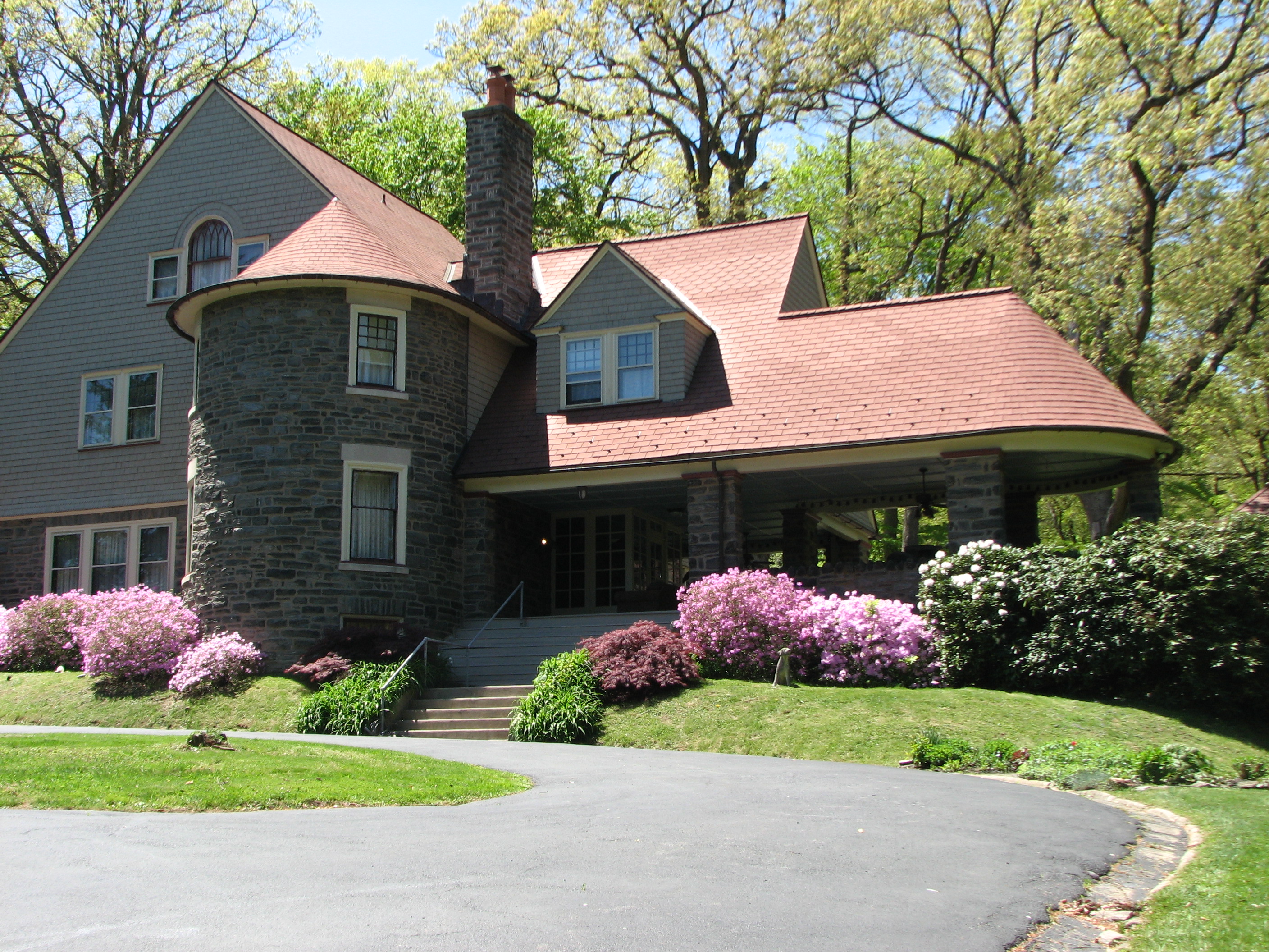 Horace Trumbauer designed the Shingle Style homes in the 1890s.