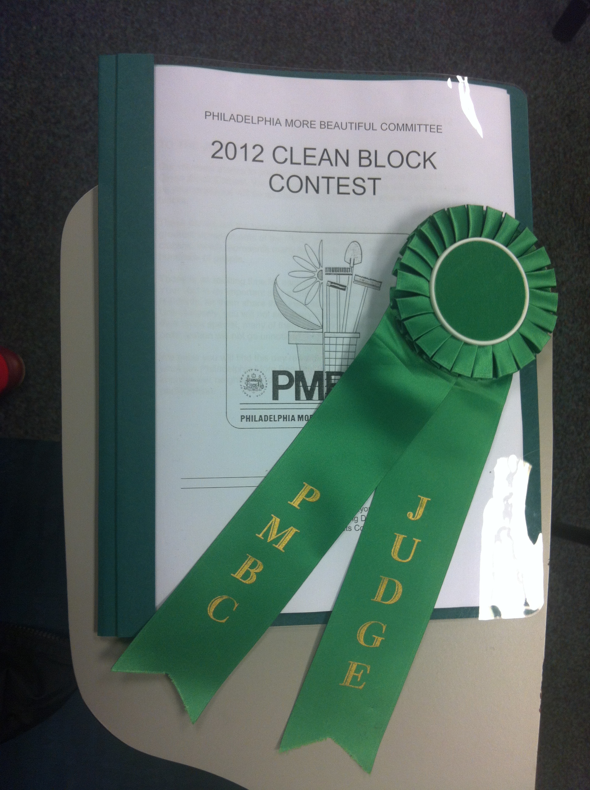 All judges wear a ribbon and receive a detailed judging packet with a history of the contest as well as guidelines for issuing fair scores at each block.