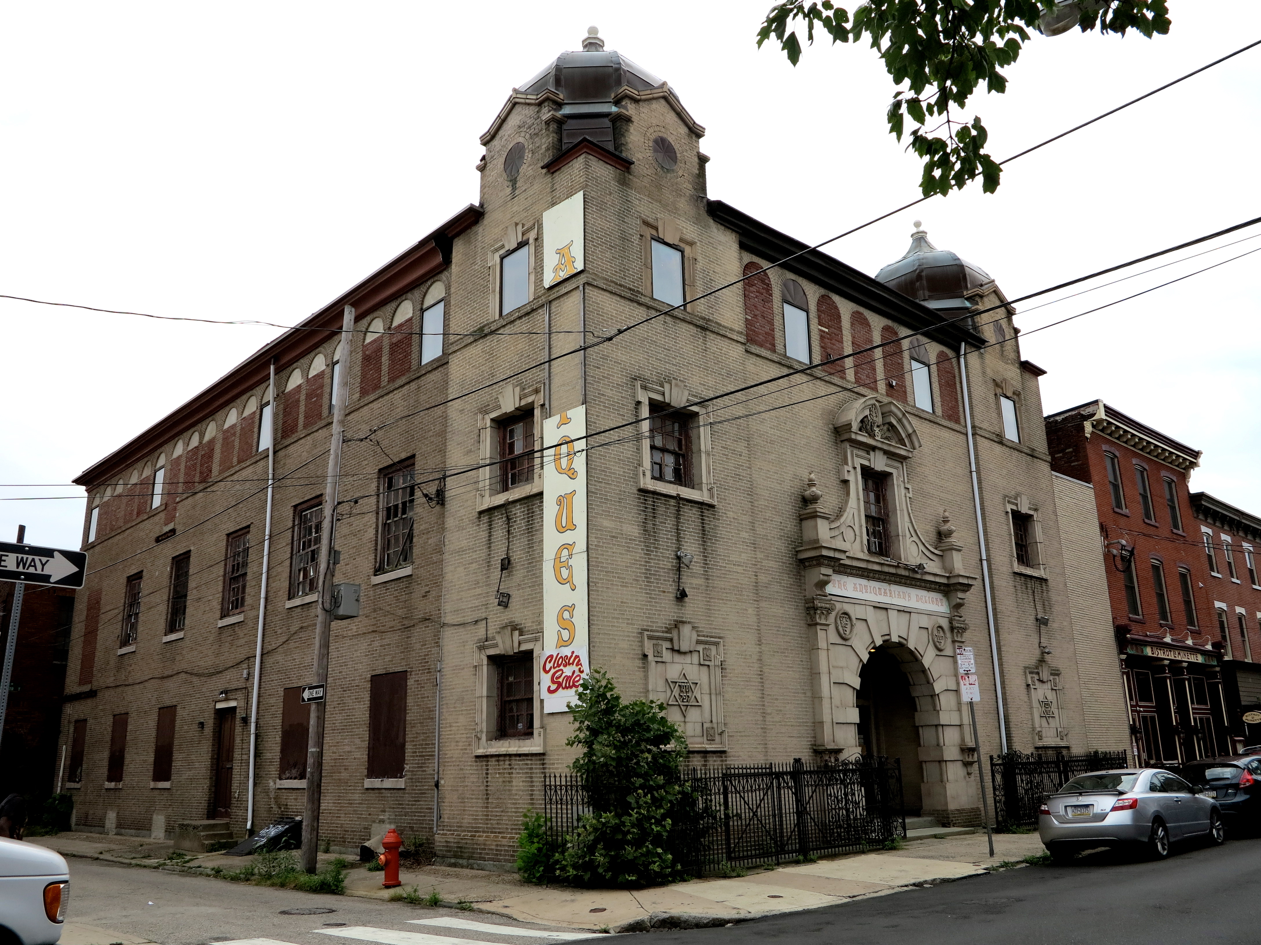 Congregation Chevra B'nai Ruben built the synagogue at 615 South 6th Street in 1905