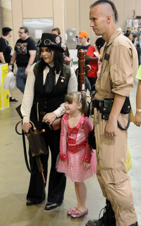A couple dressed as Ghostbusters made this little girl's day by posing with her for a spontaneous photo. 
